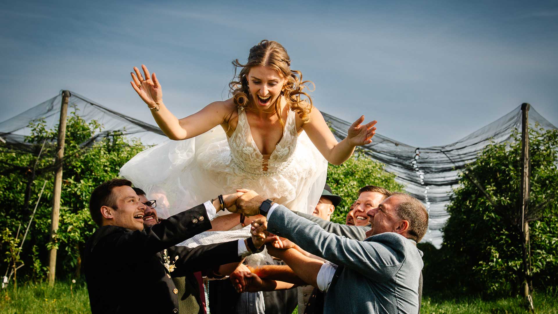 Fotoliesl-Familienfotgrafin-Hochzeit-Braut-in-der-Luft