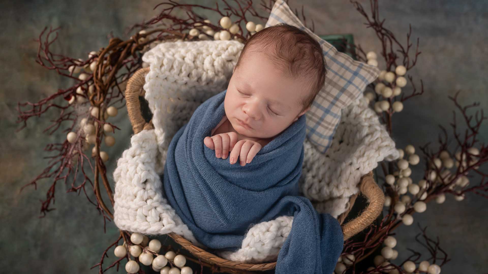 Fotoliesl-Familienfotgrafin-Neugeborenenshooting-blau