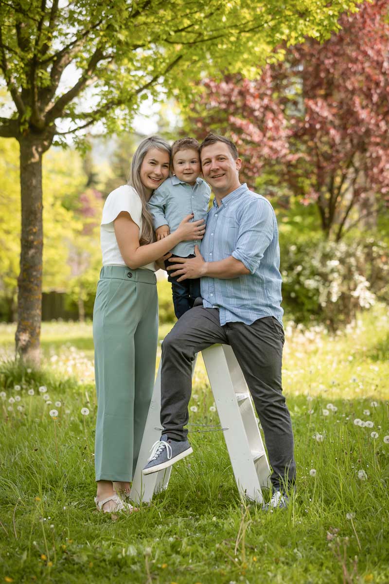 Fotoliesl-Familienfotografin-Familienshooting-im-Freien-Leiter