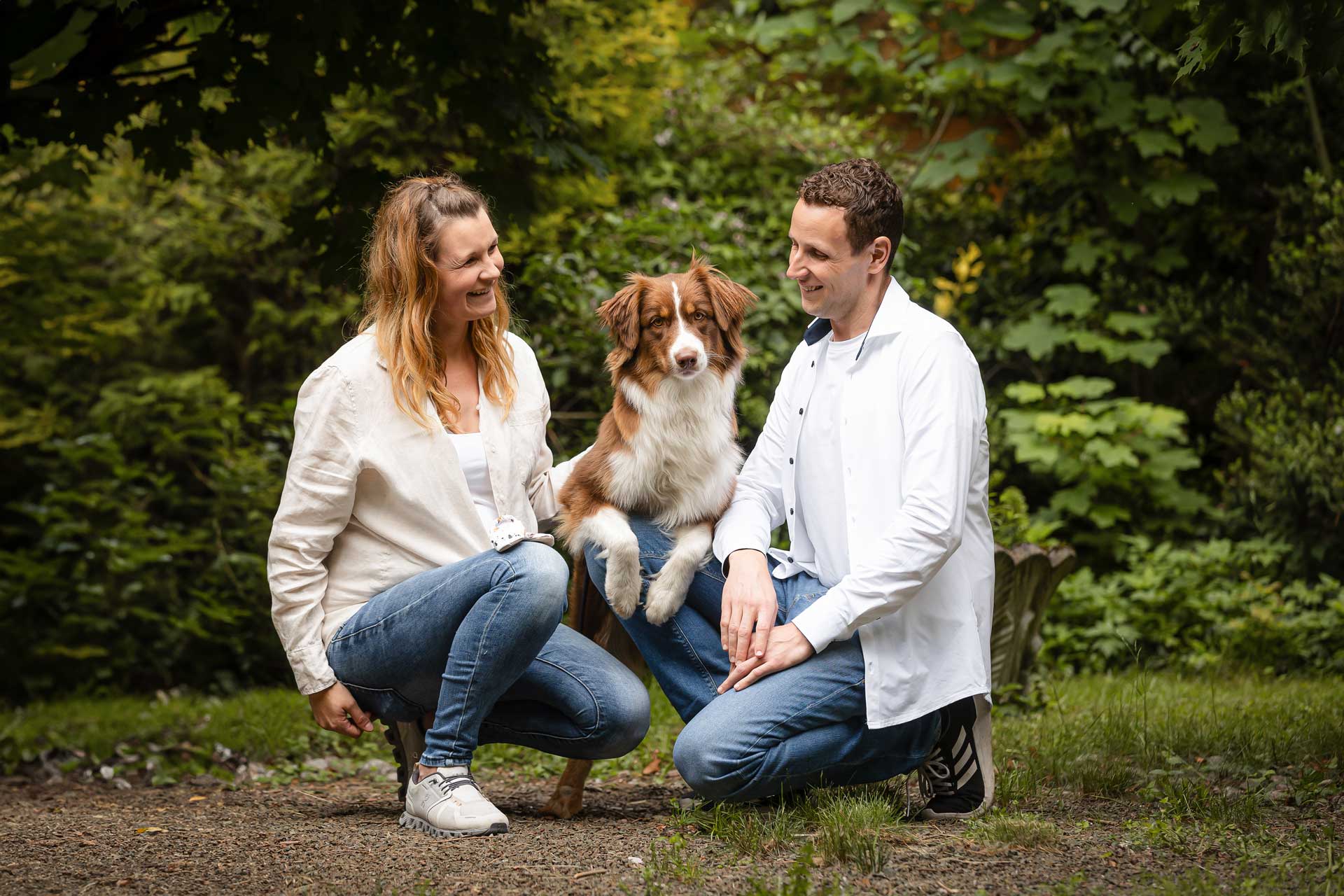 Fotoliesl-Paar-Hund-Babybauchshooting