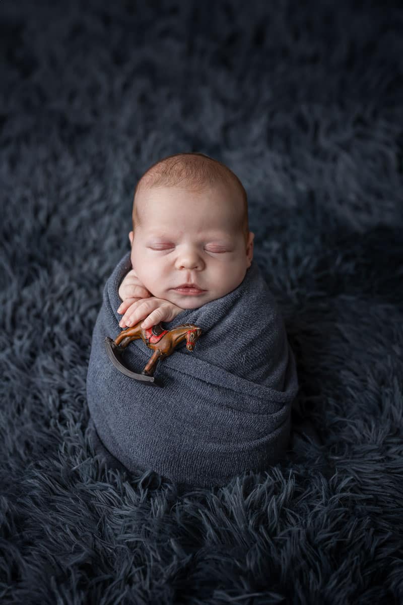 Fotoliesl-Newborn-eingewickelt-Dunkelblau