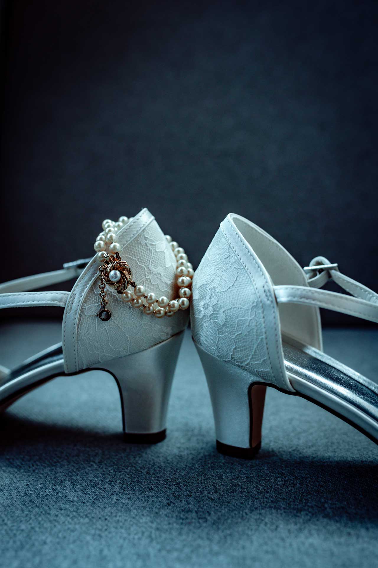 Brautschuhe mit dem Brautschmuck beim Hochzeitsfotoshooting