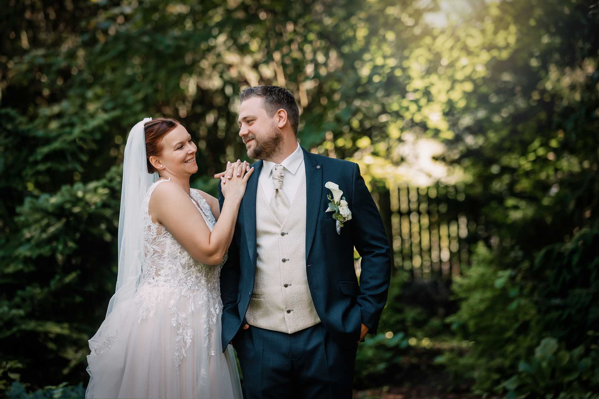 Zwei frisch Vermählte, die sich verliebt in die Augen sehen von der Hochzeitsfotografin Fotoliesl