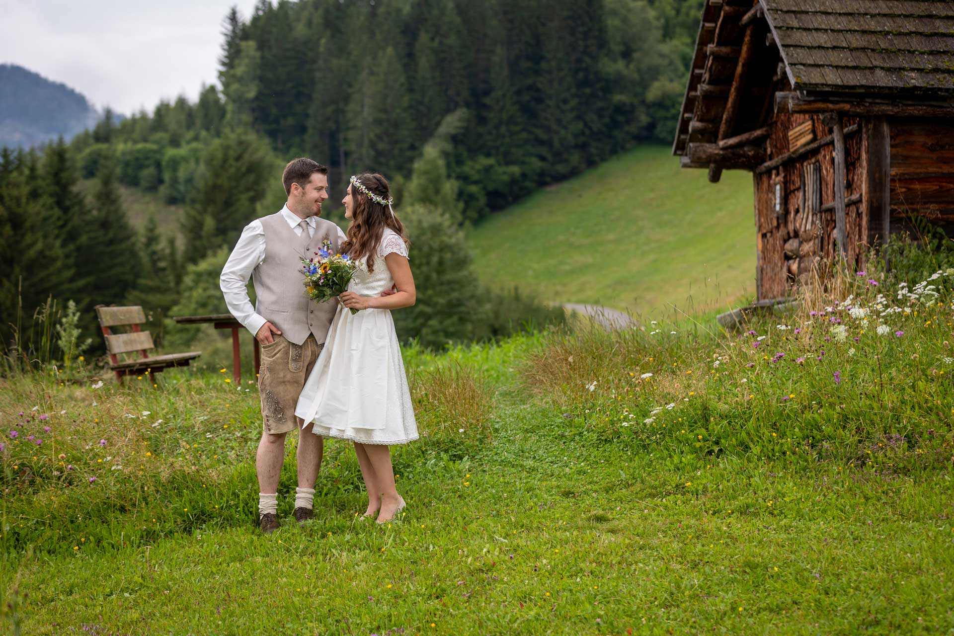 Ein Pärchen in Tracht, das gerade frisch getraut wurde - festgehalten beim Hochzeitsshooting