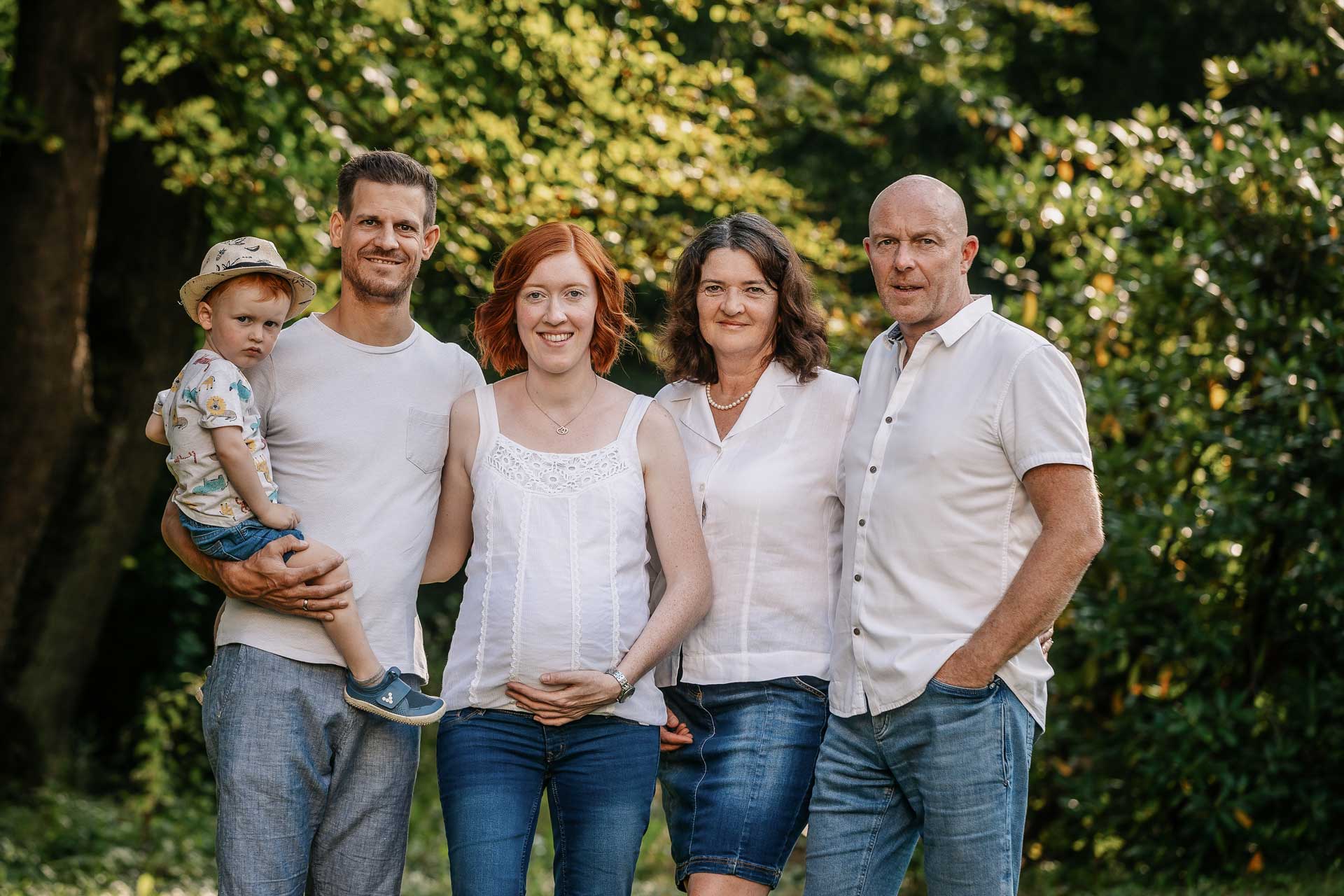 Ein Familien Fotoshooting und Babybauchshooting in einem mit 4 Erwachsenen und einem Kind