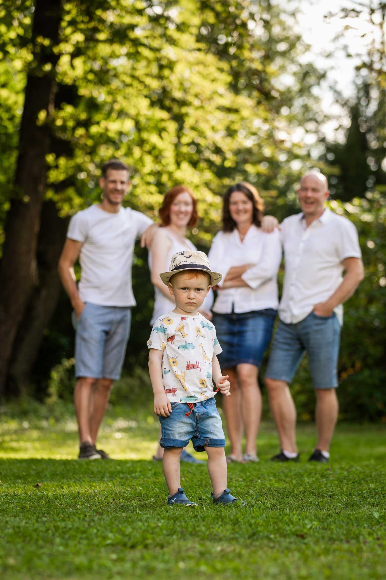 Familien Fotoshooting mit einem Kind im Vordergrund