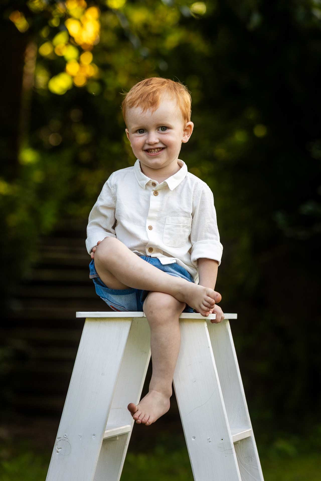 Ein Fotoshooting mit einem Kind auf einem Stuhl von Fotoliesl