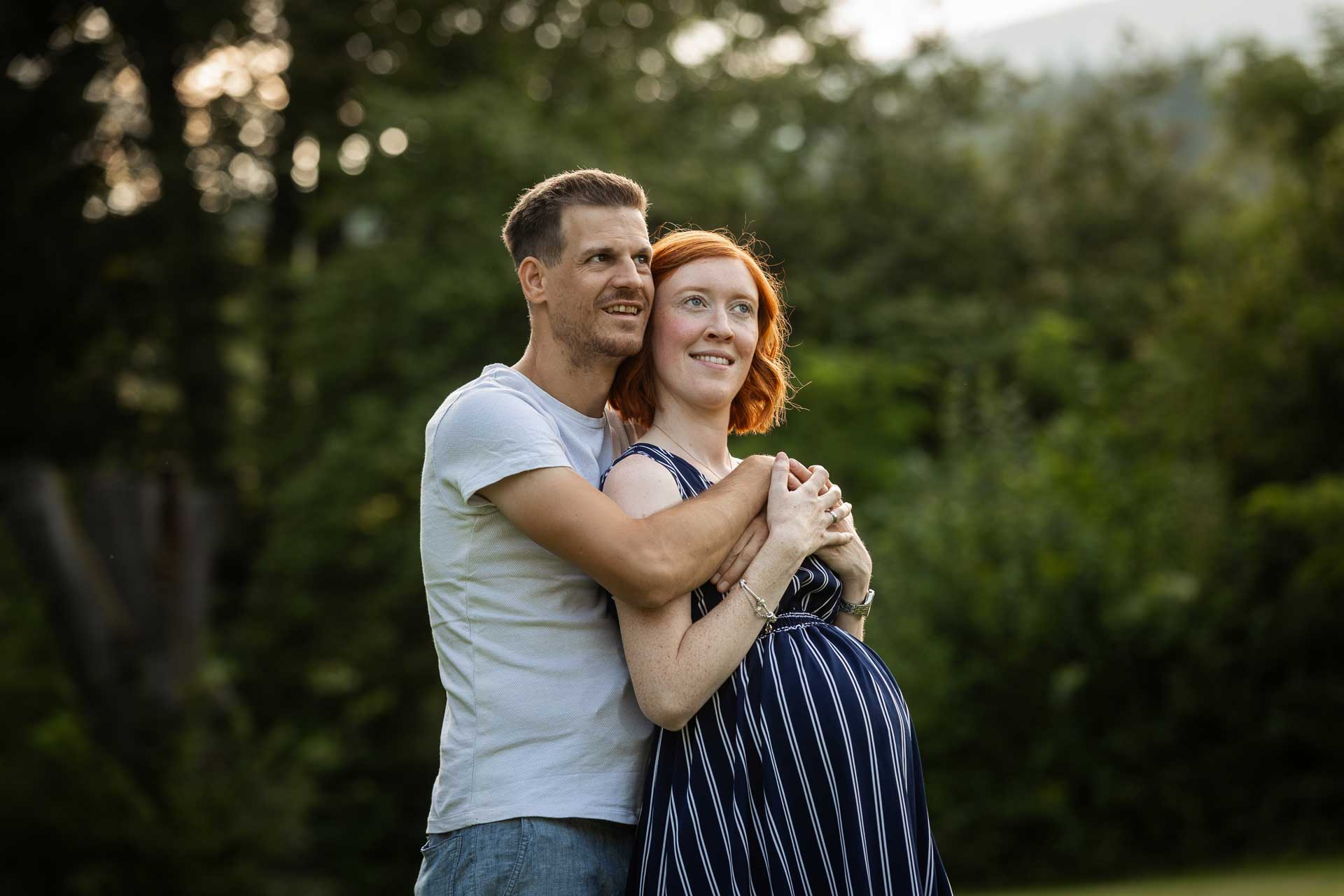 Ein Babybauchshooting oder auch Schwangerschaftsshooting mit einem glücklichen Paar