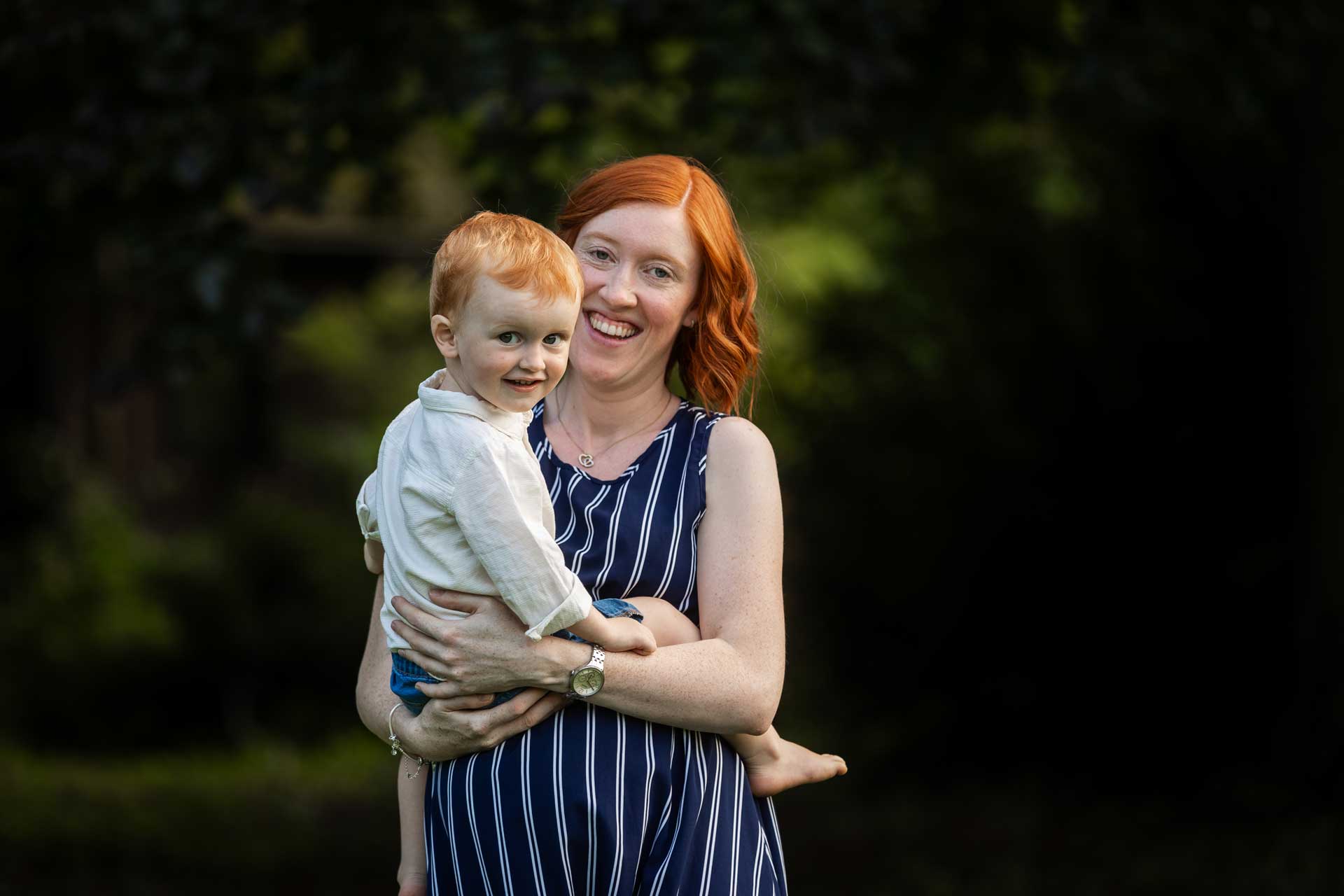 Eine Mama hält ihr Baby auf dem Arm - von Fotoliesl