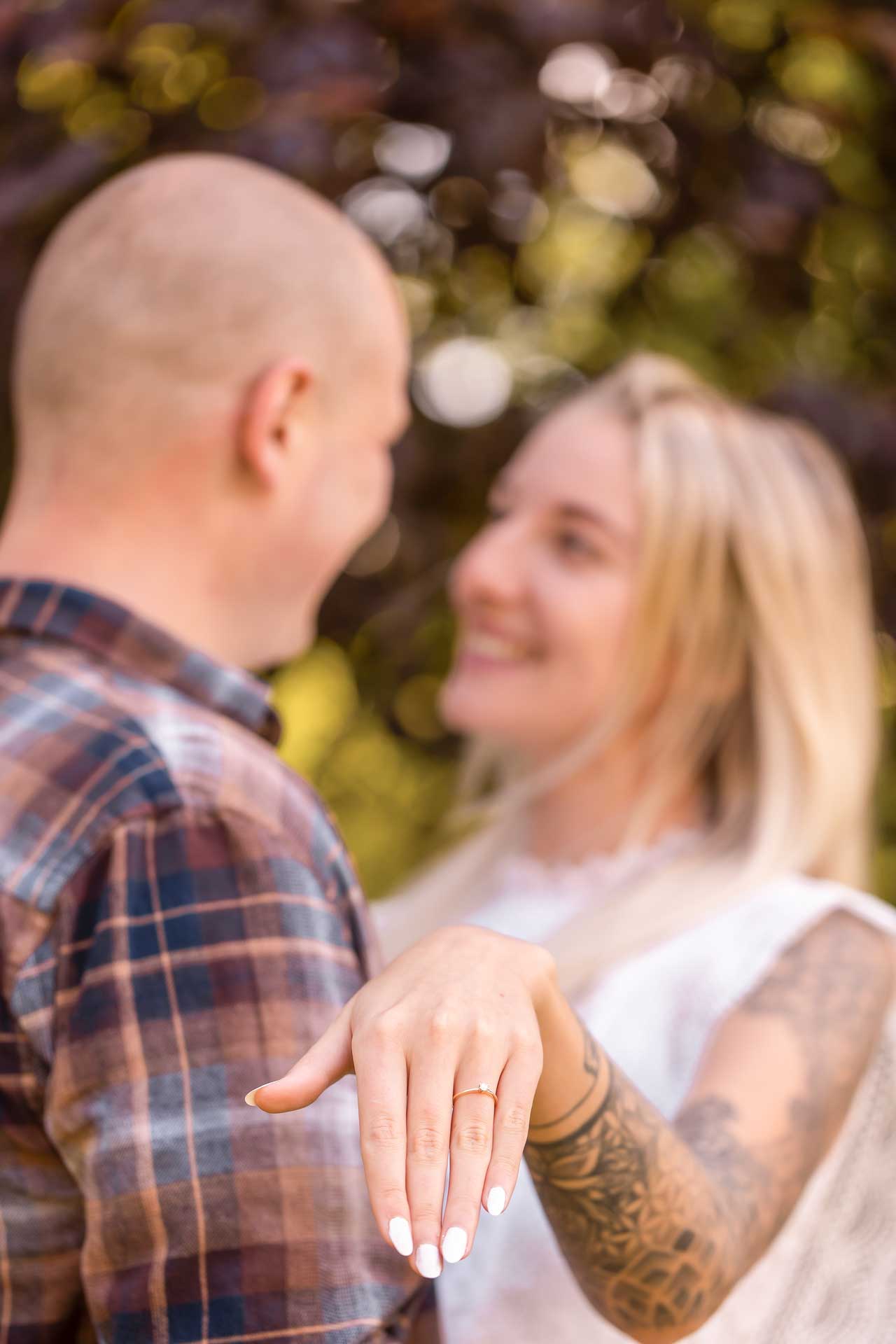 Die Frau zeigt ihren Ring in die Kamera beim Verlobungs Fotoshooting