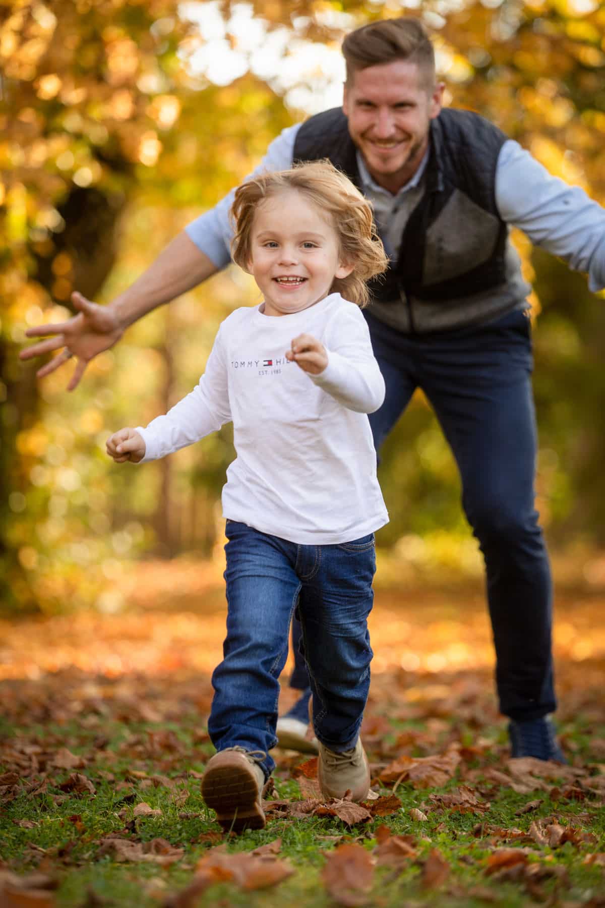 Vater und Tochter beim Fangenspielen beim Familienfotoshooting