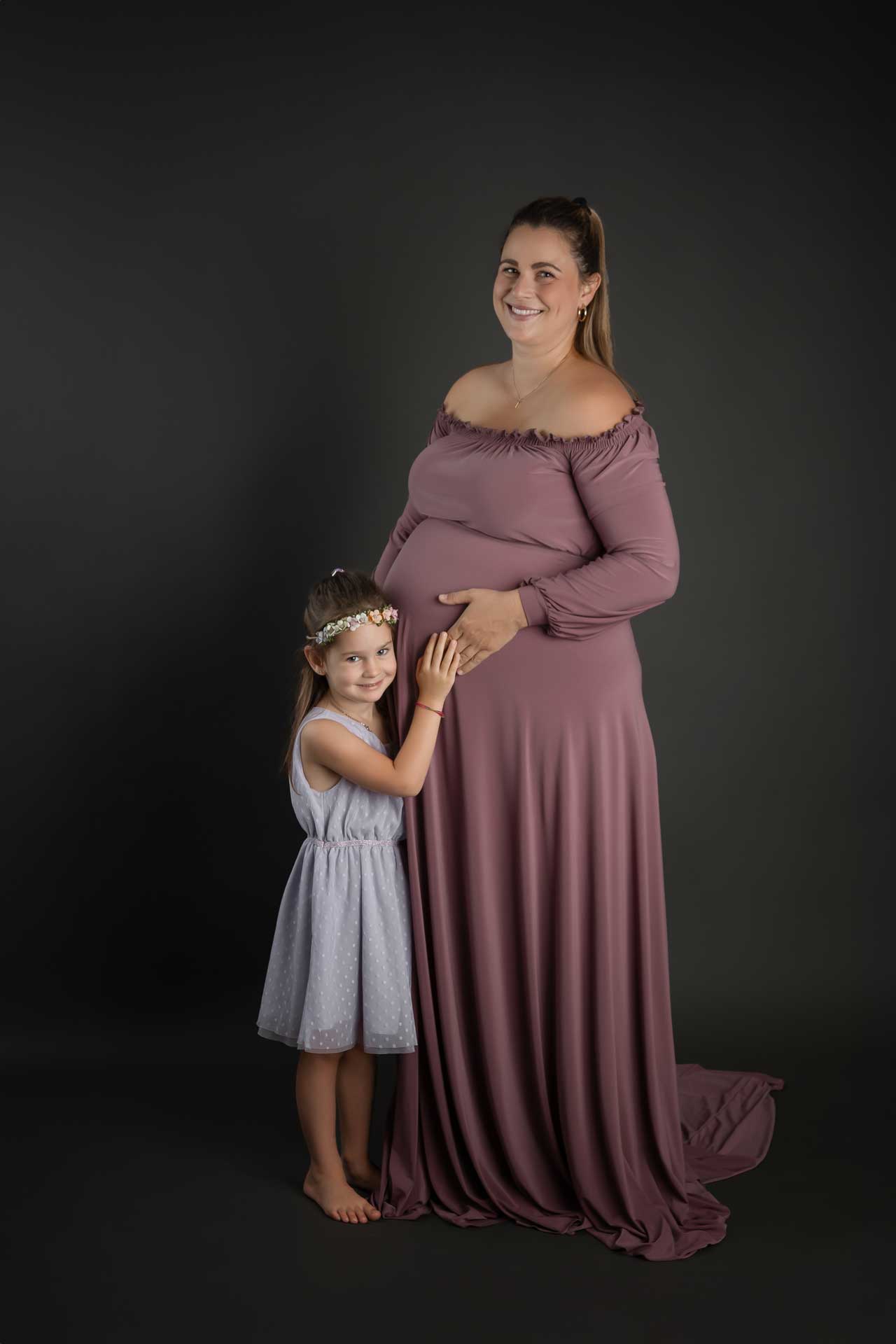 Ein Babybauchshooting mit der Mama und ihrer Tochter