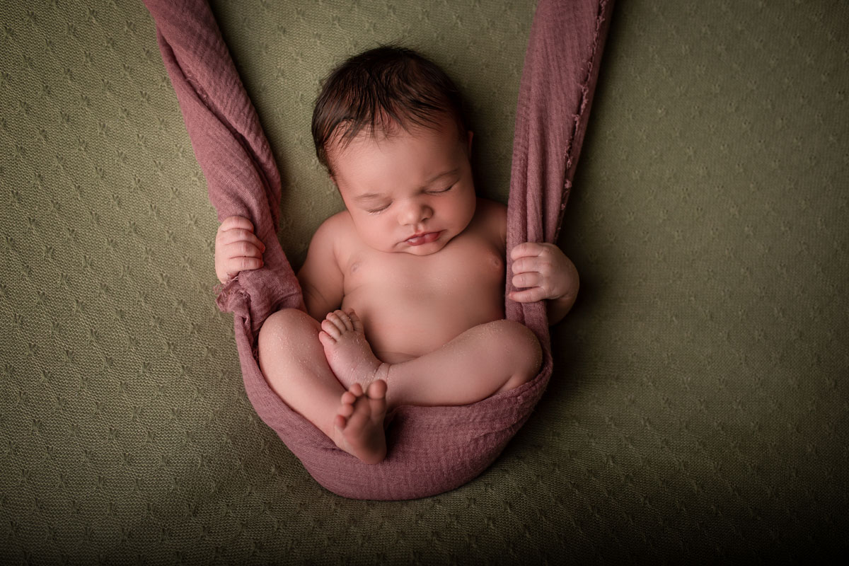 Ein Baby auf einer Stoffschaukel