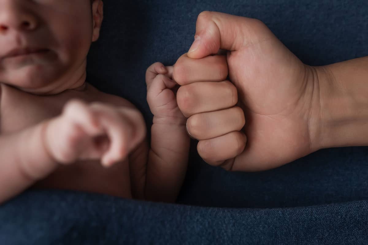 Newborn-Hand-Blue-Fotoliesl